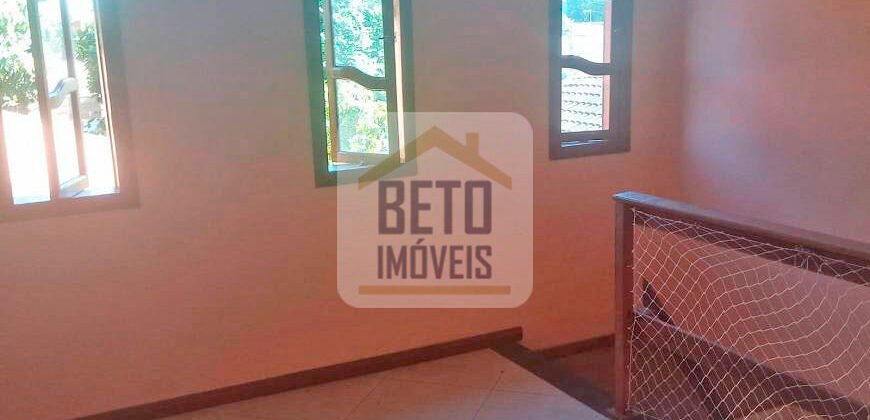 Sobrado com 3 Quartos e 3 banheiros à Venda, 180 m² por R$ 560.000
