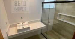 Casa com 3 Quartos e 4 banheiros à Venda, 190 m² por R$ 990.000