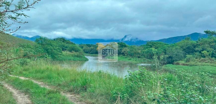 Fazenda 206 alqueires, beirando Rio São João e BR 101 com 2 km