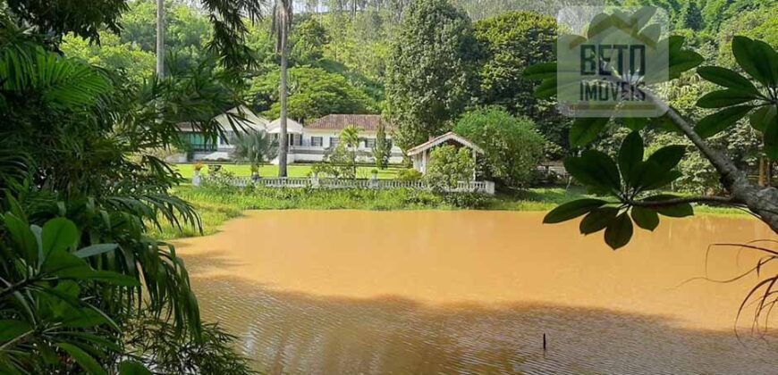 Fazenda centenária com todo mobiliário da época entre Valência e Vassouras