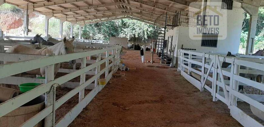 Fazenda centenária com todo mobiliário da época entre Valência e Vassouras